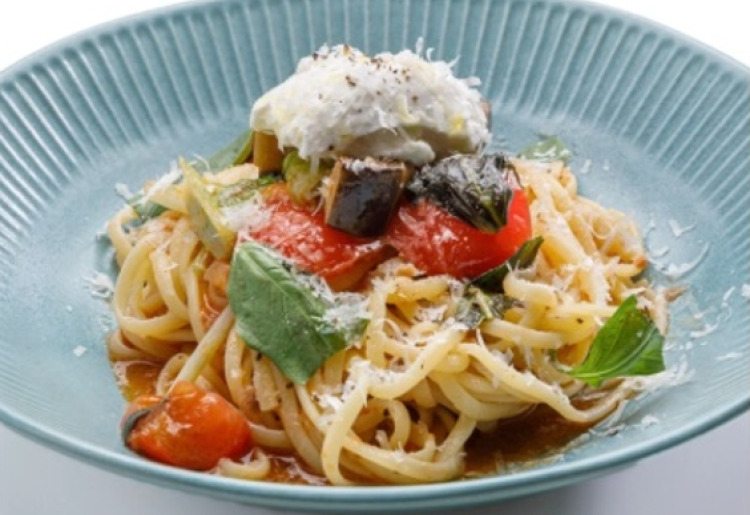 リコッタチーズとバジルのフレッシュトマトソース (リングイネ)