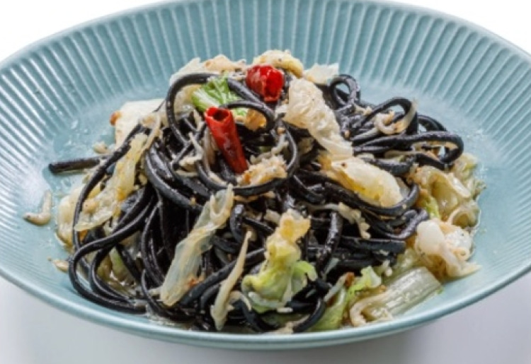 シラスとキャベツの島とうがらしペペロンチーノ (イカスミのリングイネ)