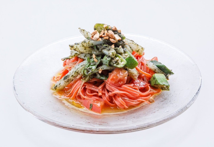 冷製パスタ・セーイカとオクラのジェノベーゼ (トマトのタリオリーニ)